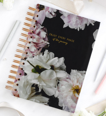 Laimīgais kalendāra plānotājs 2025/2026 Enjoy Every Phase