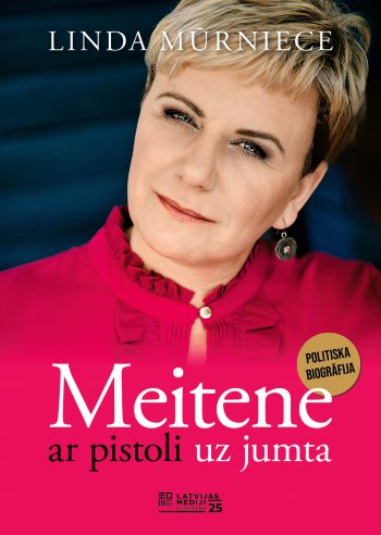 Meitene ar pistoli uz jumta